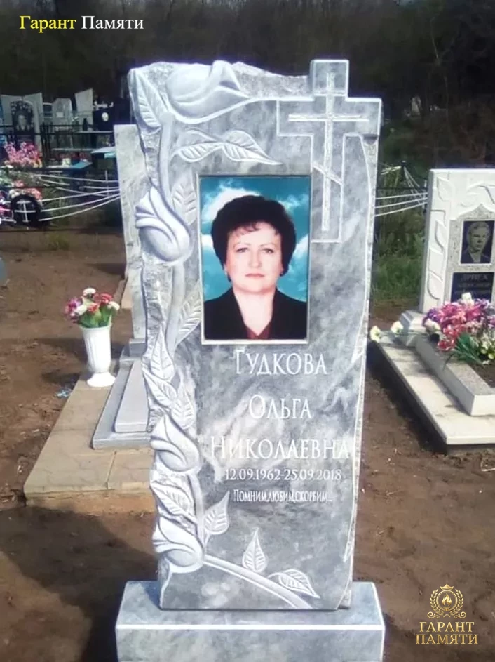 Памятник из мрамора Розы 9